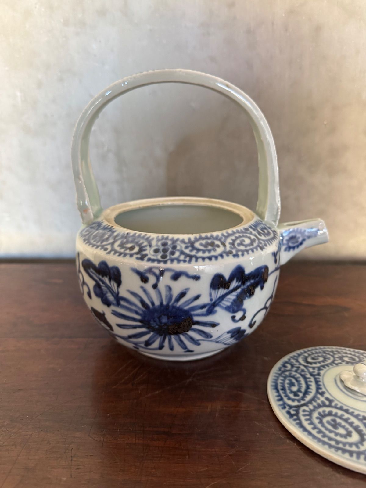 染付蛸唐草菊文 水注