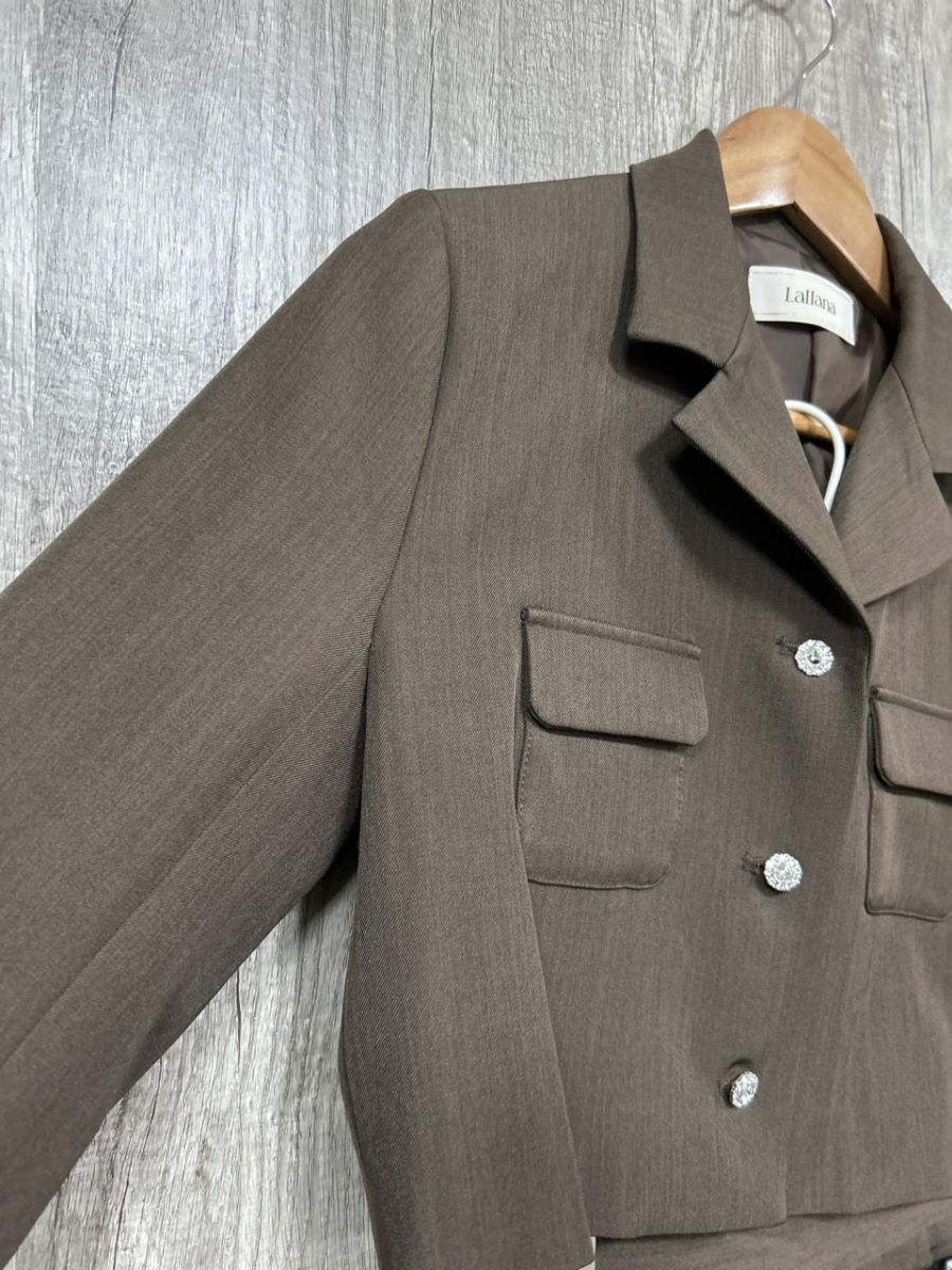 Lallana ララーナ ミニスカート ショート丈 ビジューボタン セットアップ ジャケット スカート スーツ sizeF 茶 レディース