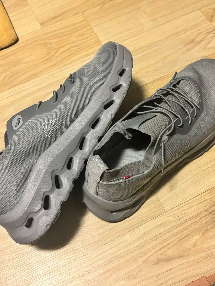 オンランニング ロエベ on running loewe クラウドティルト 265