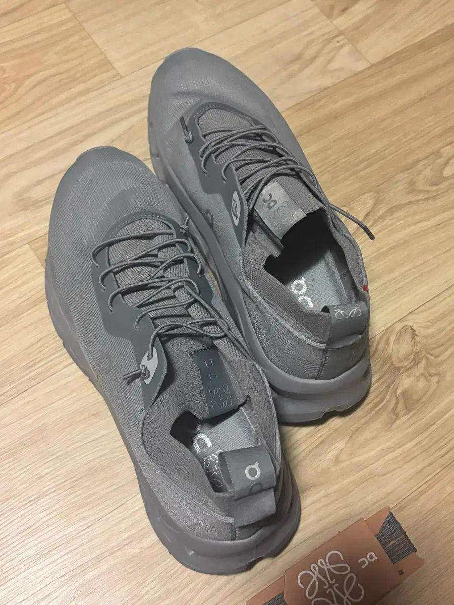 オンランニング ロエベ on running loewe クラウドティルト 265