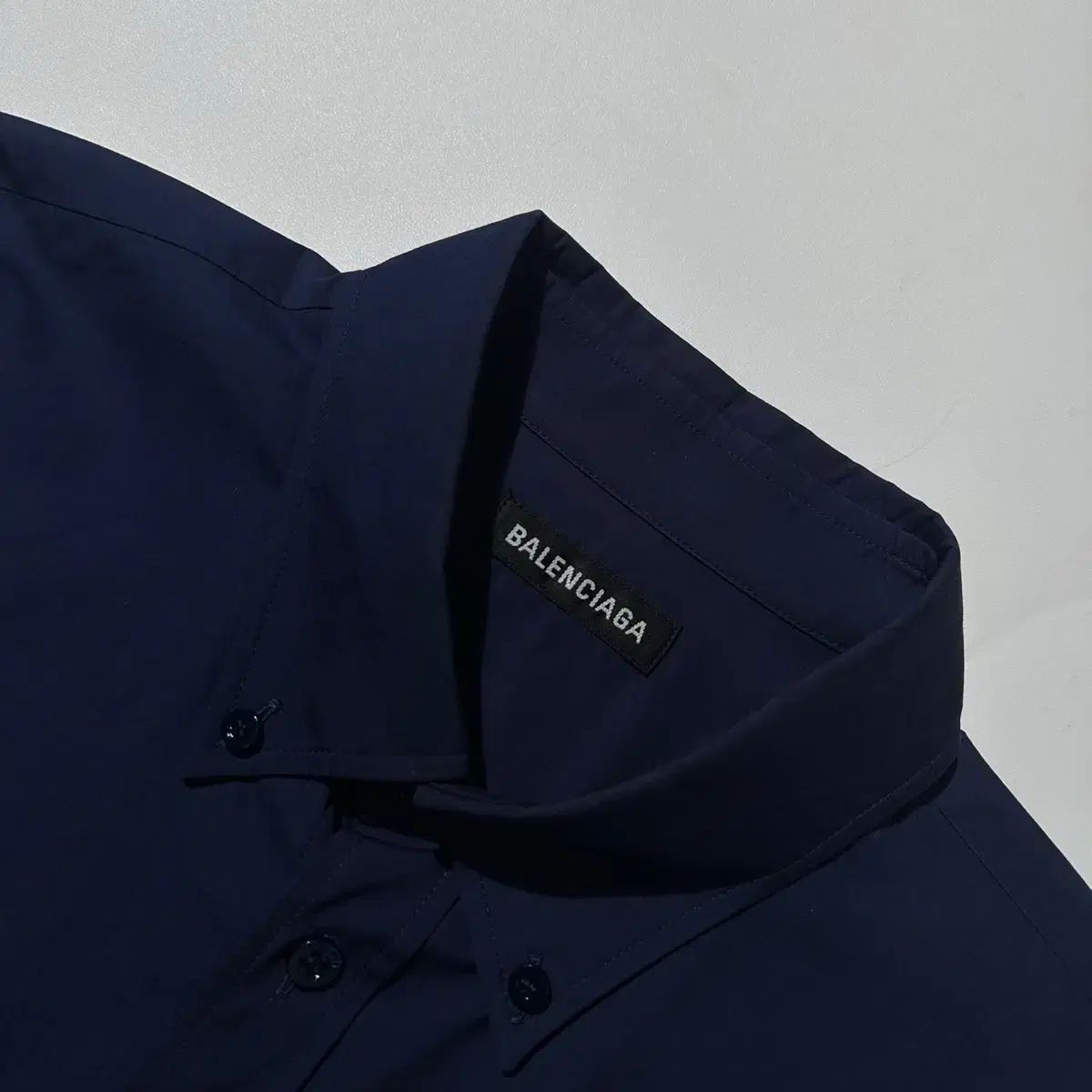 バックロゴ シャツ