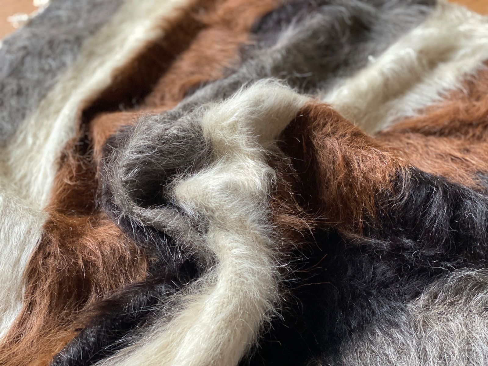 上の黒山羊とチョコレート茶のモヘア グレーと白の4色の山羊のモヘアが楽しめる贅沢バッタニイェ