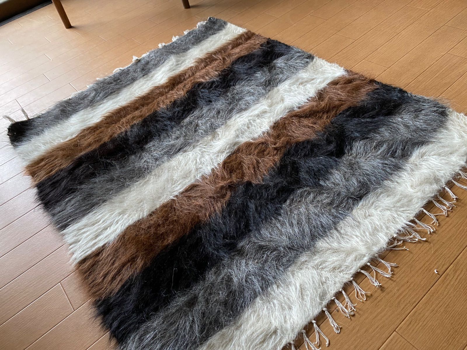 グレーと白の4色の山羊のモヘアが楽しめる贅沢バッタニイェ