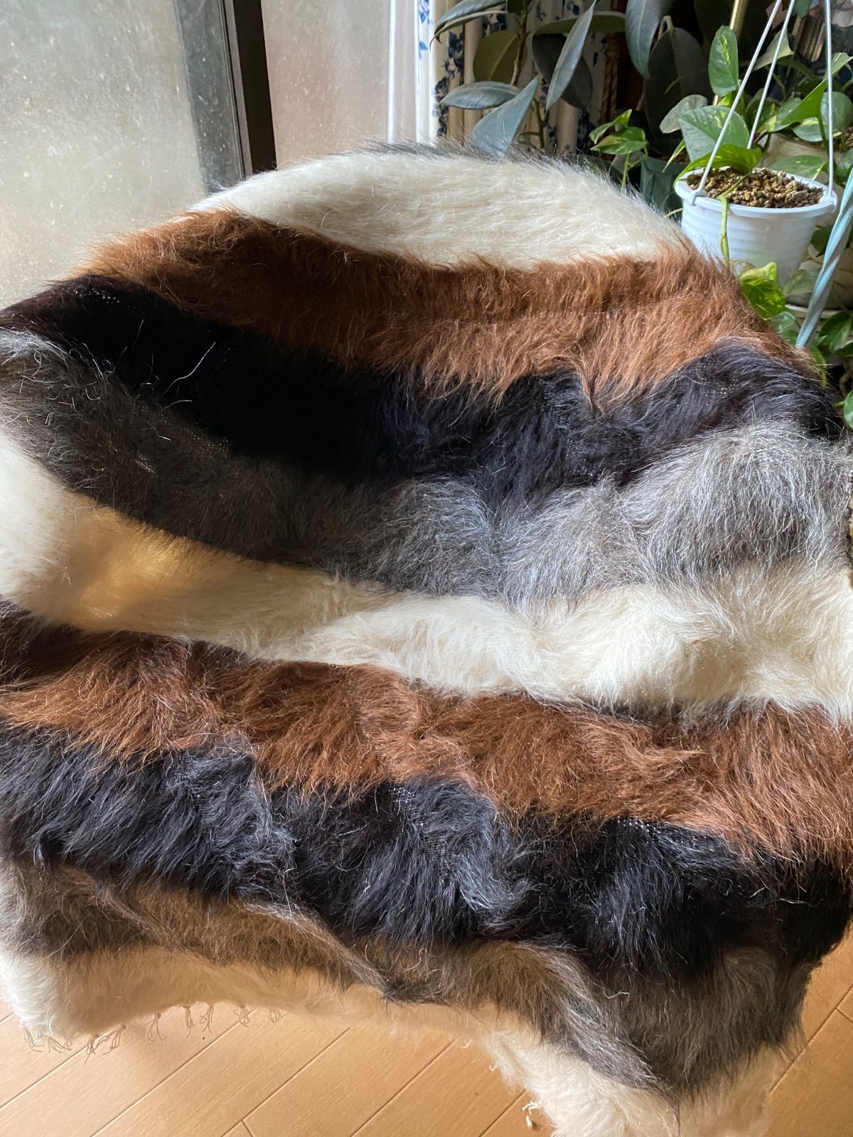 グレーと白の4色の山羊のモヘアが楽しめる贅沢バッタニイェ 膝掛けサイズ