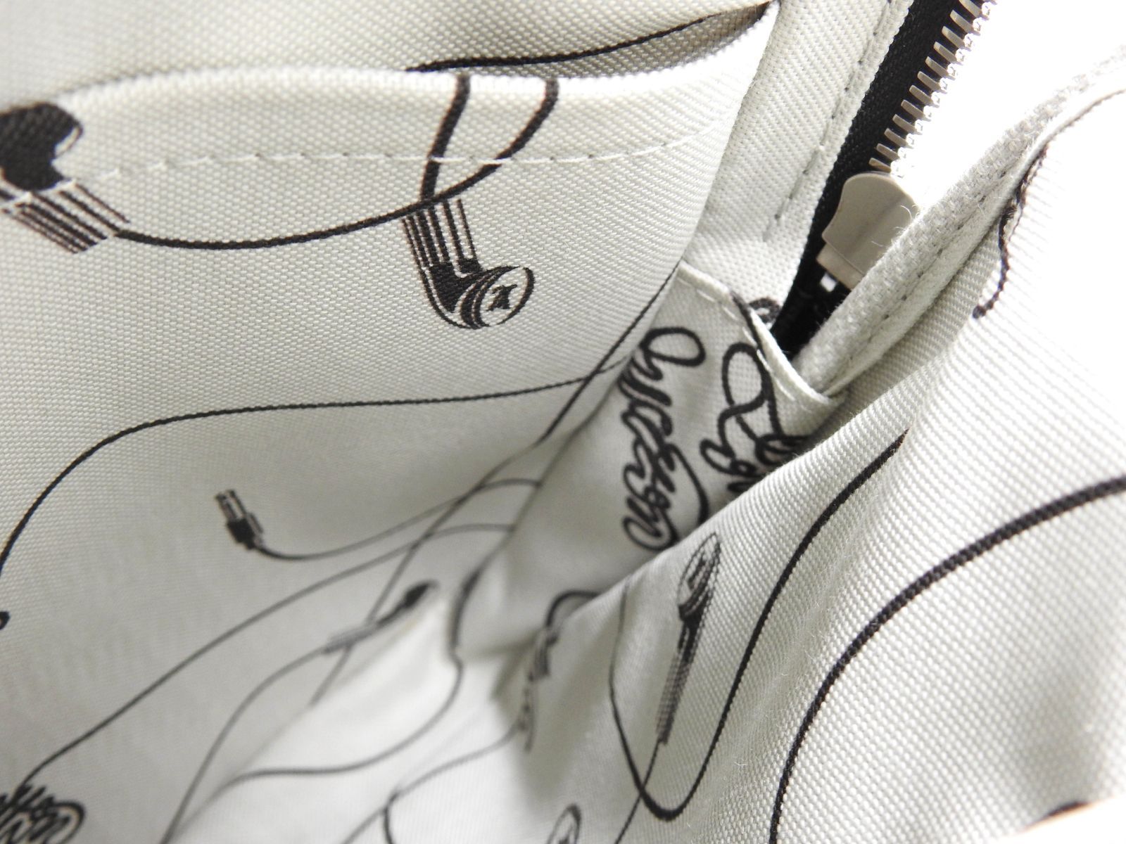 モノグラム イリデッセント