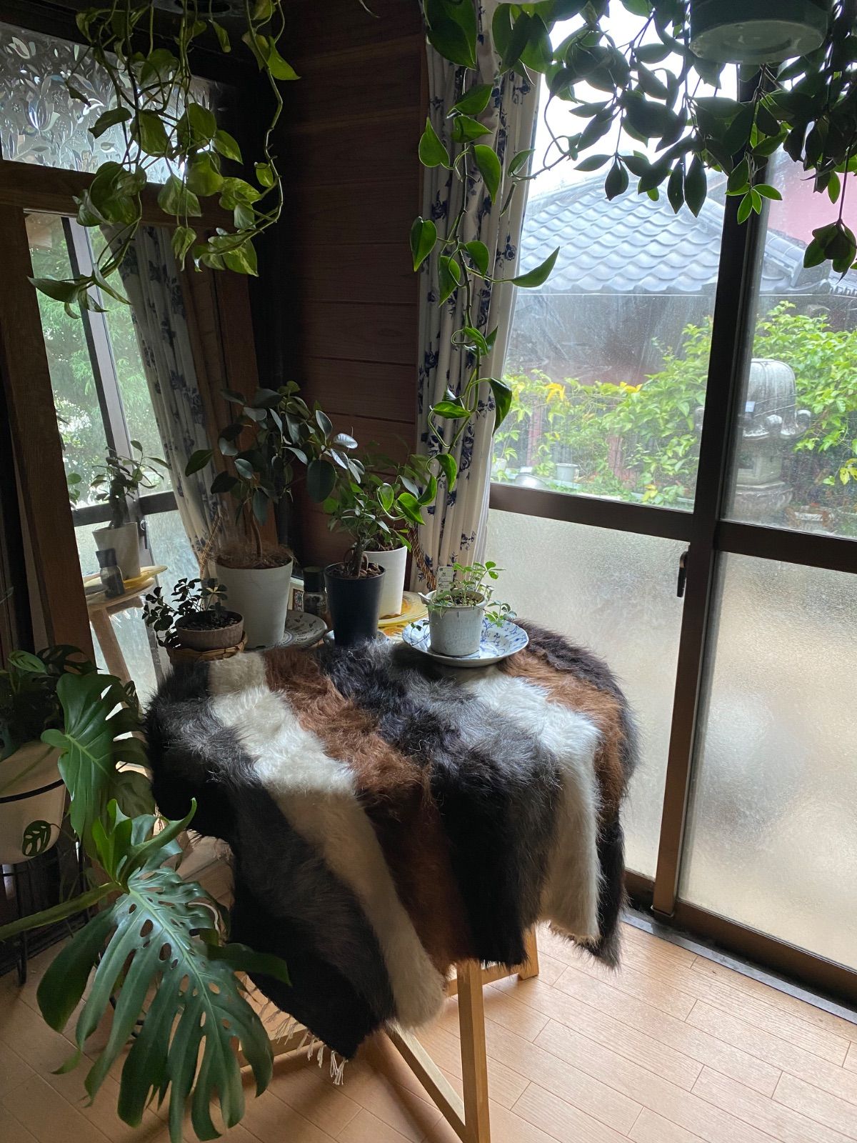 トルコ現地直輸入 卸売価格 上アンゴラヤギモヘア使用ヴィンテージシイルトバッタニイェ 黒 白 グレー 茶の4色のアンゴラヤギのモヘアが楽しめるシイルトバッタニイェ 暖かくてフワフワ です 是非 ください 四季を通じて重宝な優れもの キャンプや車にも