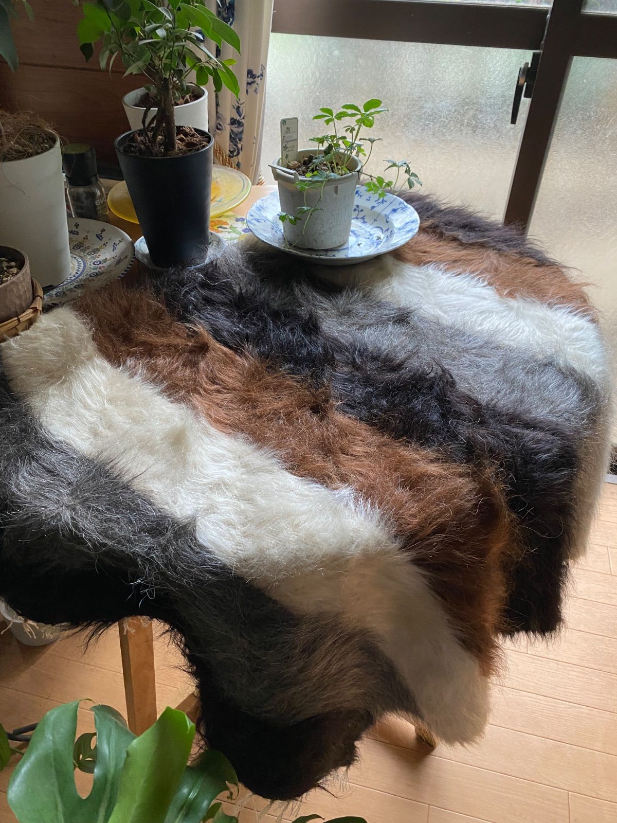 トルコ現地直輸入 卸売価格 上アンゴラヤギモヘア使用ヴィンテージシイルトバッタニイェ 黒 白 グレー 茶の4色のアンゴラヤギのモヘアが楽しめるシイルトバッタニイェ 暖かくてフワフワ です 是非 ください 四季を通じて重宝な優れもの キャンプや車にも MARWIL-DEMENAGEMENTS_CH