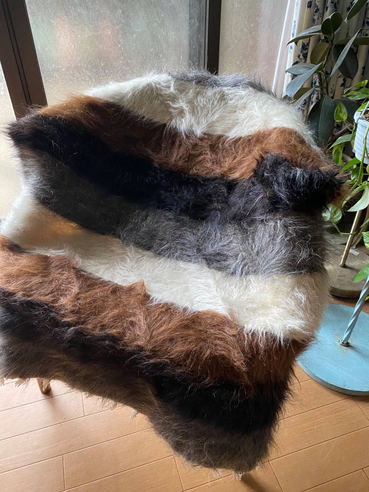 トルコ現地直輸入 卸売価格 上アンゴラヤギモヘア使用ヴィンテージシイルトバッタニイェ 黒 白 グレー 茶の4色のアンゴラヤギのモヘアが楽しめるシイルトバッタニイェ 暖かくてフワフワ です 是非 ください 四季を通じて重宝な優れもの キャンプや車にも