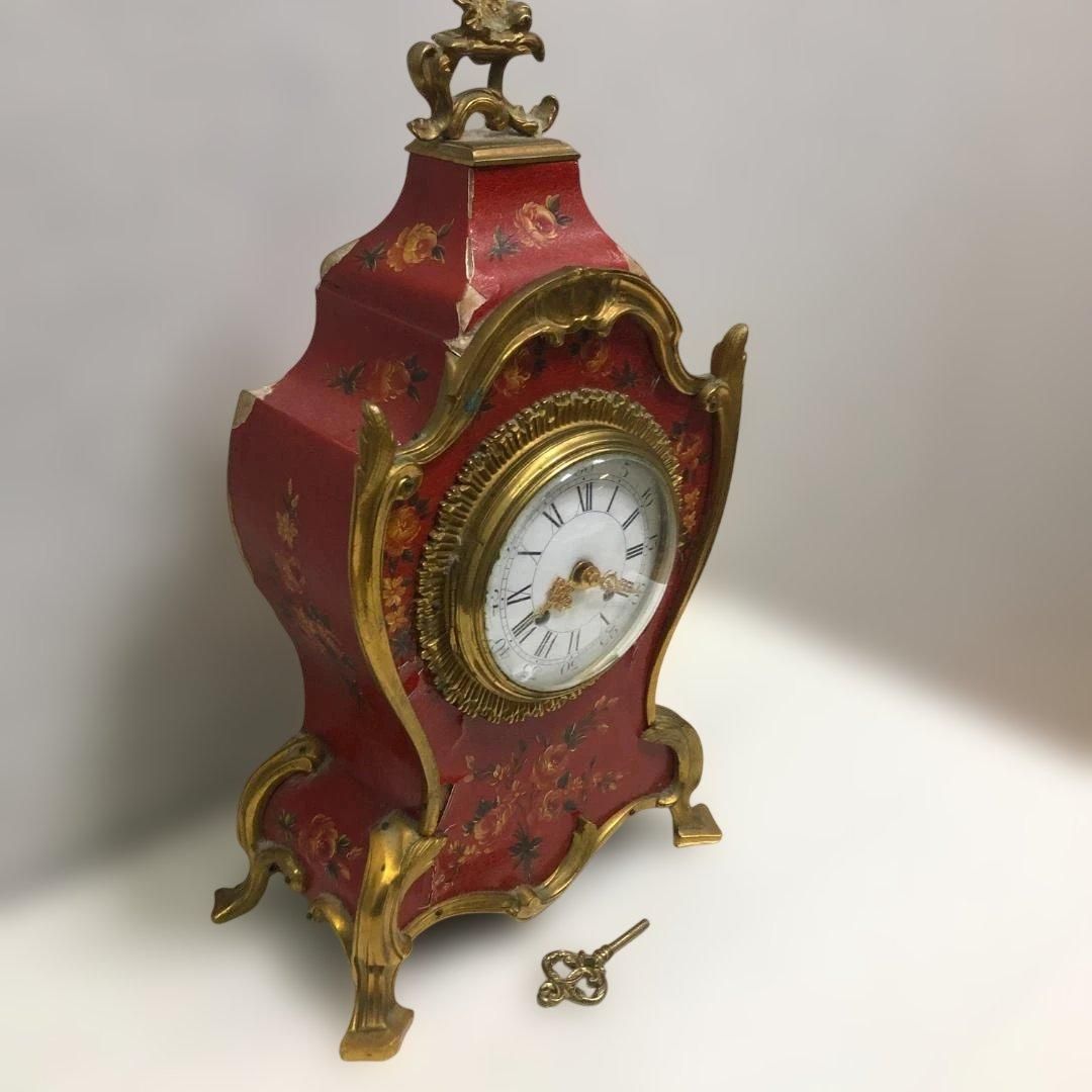 アンティーク風 置時計 手巻き式 花模様 ゴールド装飾 レッド 木製風 ケース付き クラシックインテリア 251104-8