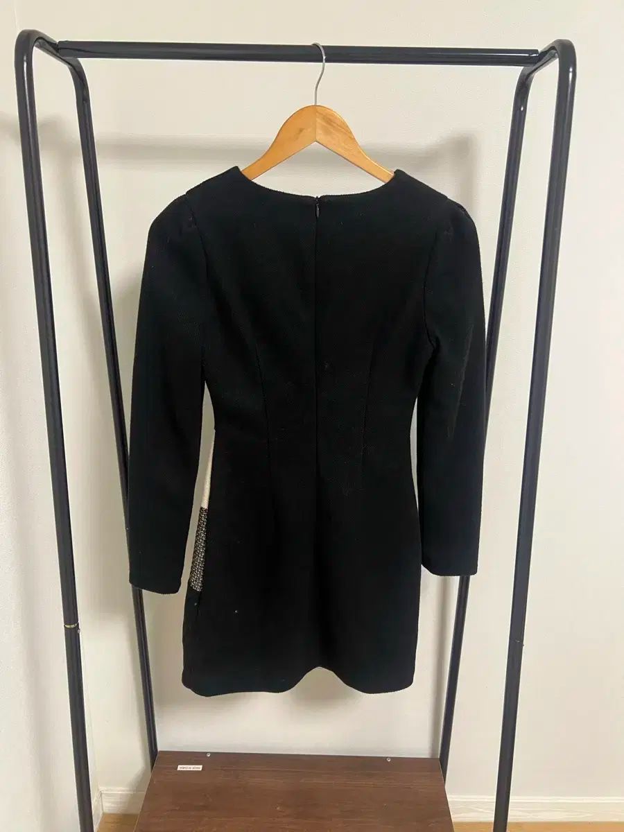 アリスアンドオリビア ブラック ストライプ ニット ONE PIECE 323