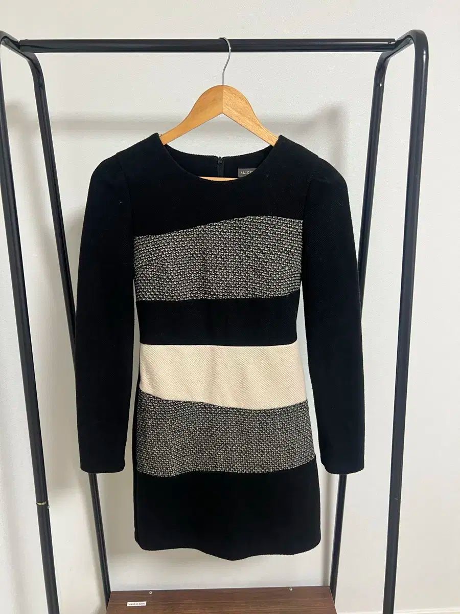 アリスアンドオリビア ブラック ストライプ ニット ONE PIECE 323