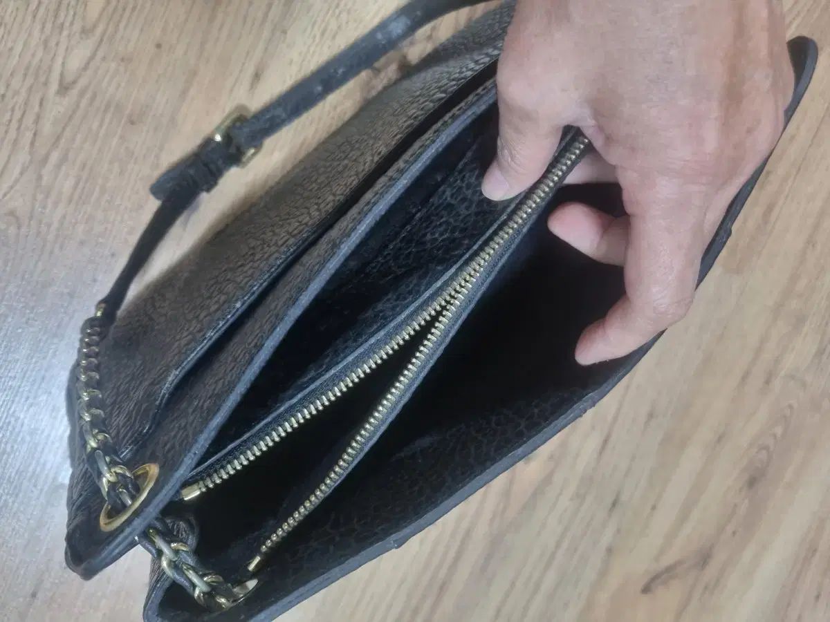 ダックス ブラック チェーン ショルダー兼クロスバッグ DECORATOM_COM_BR