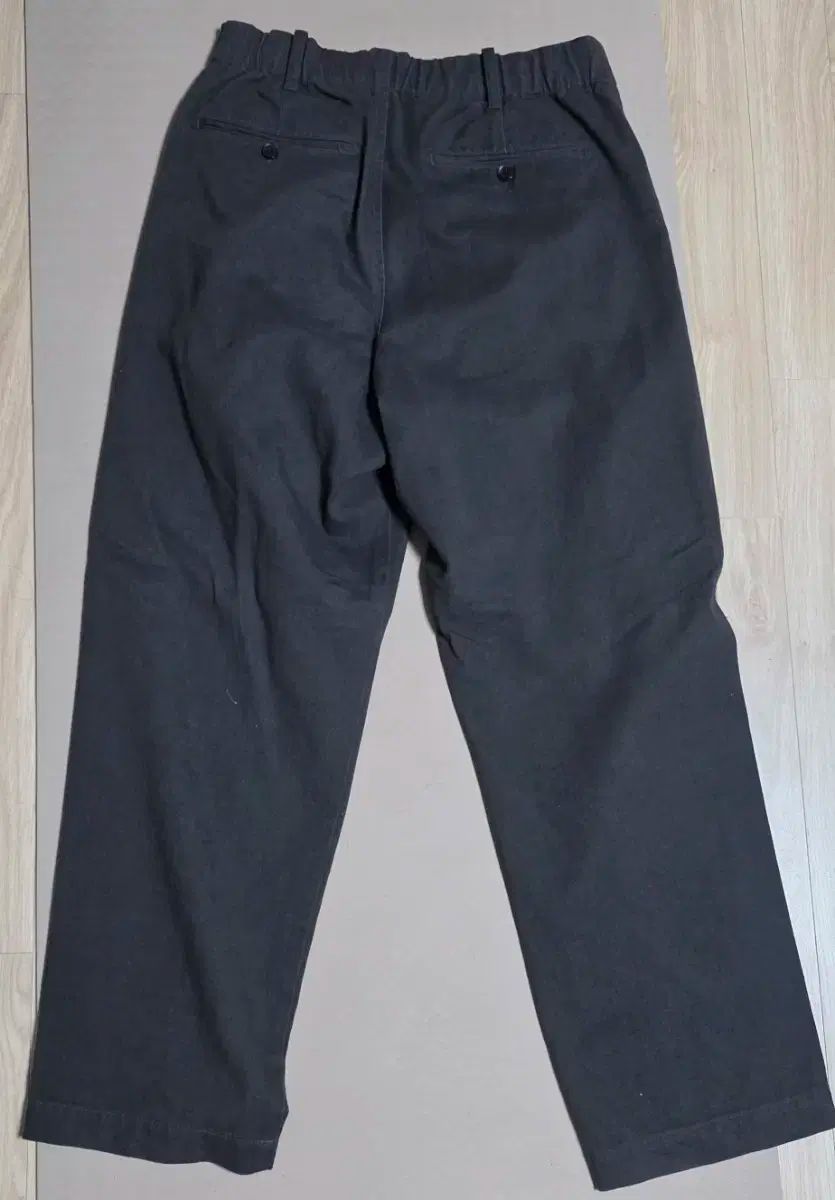 ROUGH SIDE ボックス プリーツ パンツ グラファイト