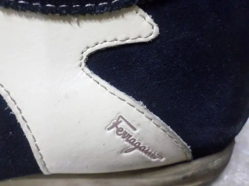 300 サルヴァトーレ フェラガモ ネイビー スニーカー 靴