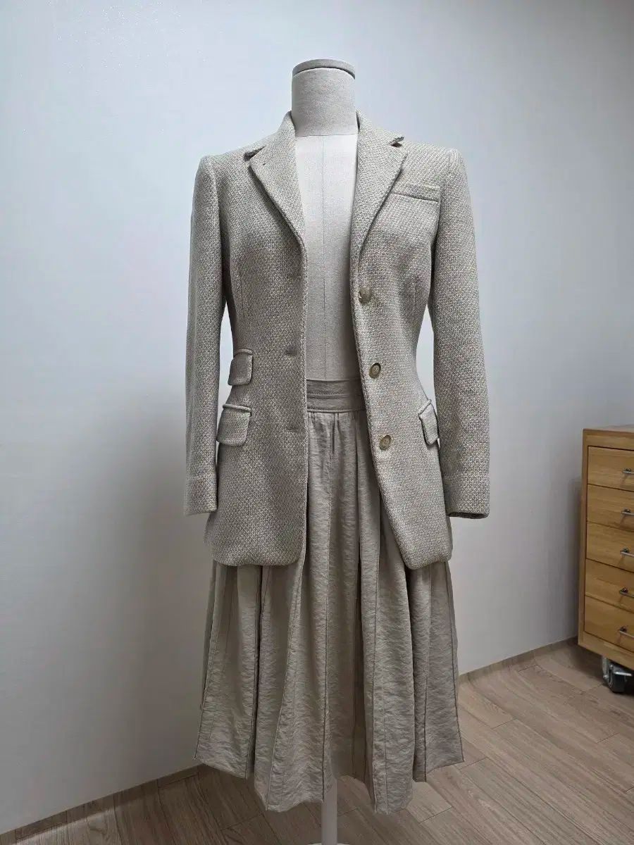 フェラガモ クリームベージュ ウール ジャケット バーバリー スカート サンローラン ブラック ウール スカート