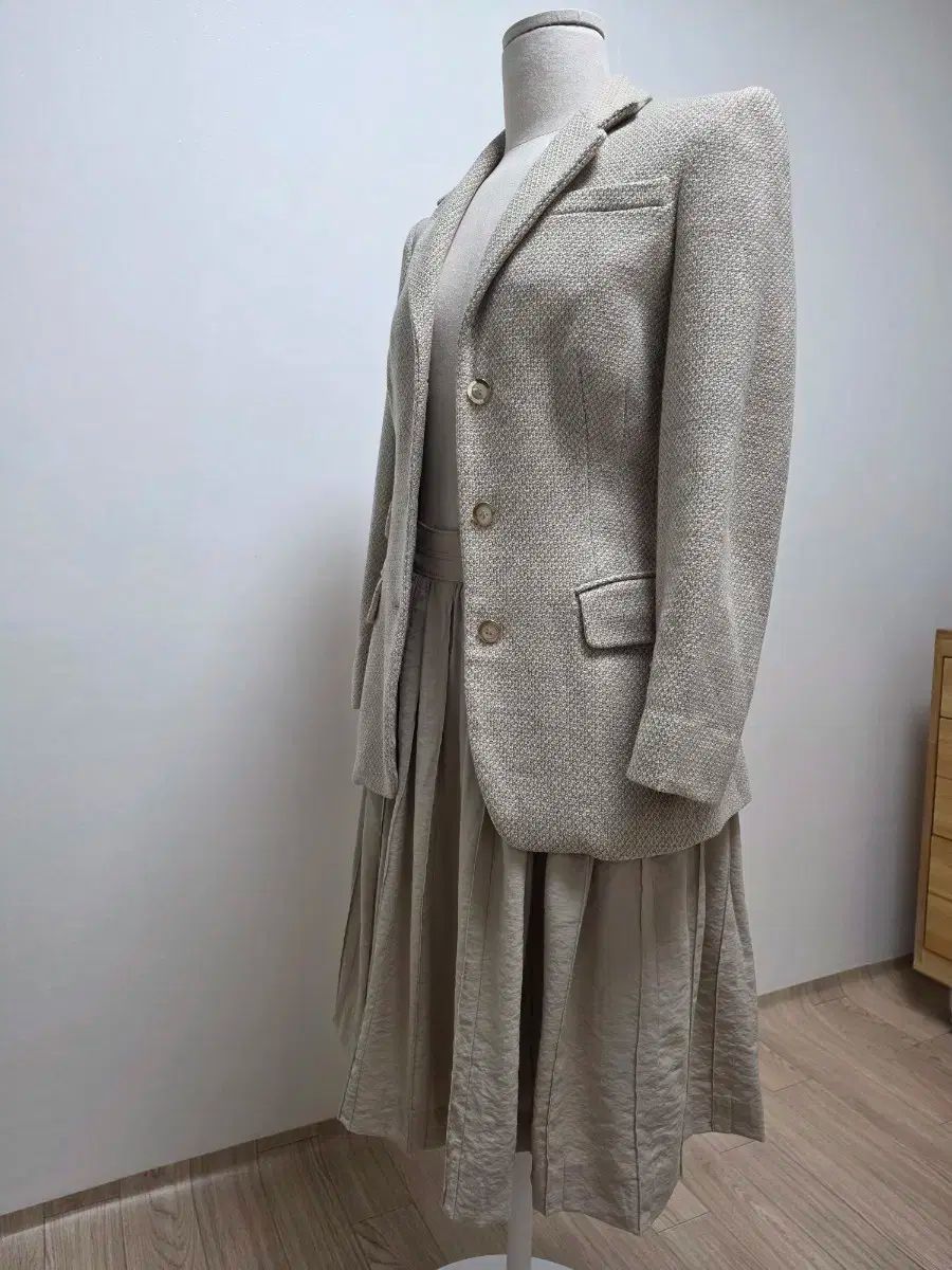 フェラガモ クリームベージュ ウール ジャケット バーバリー スカート サンローラン ブラック ウール スカート MAAHADDERANG_COM