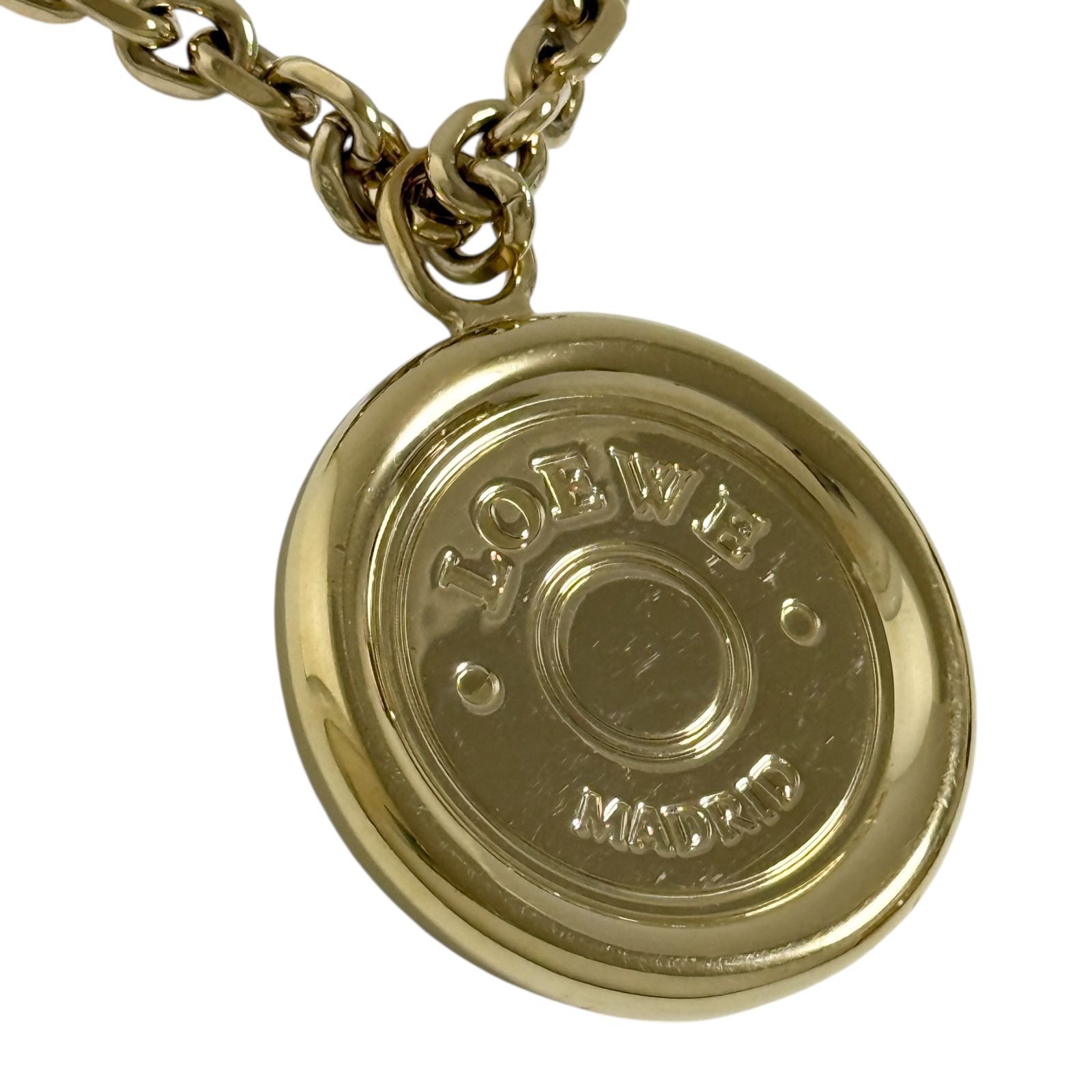 ロエベ レディース メンズ バッグ チャーム コイン ロゴ プレート ゴールド色 LOEWE ロエベ キーリング/バッグチャームゴールド/PEBBLE  KEYRING レディース | レディース・ブランド一覧,□ L,LOEWE | モダンブルー