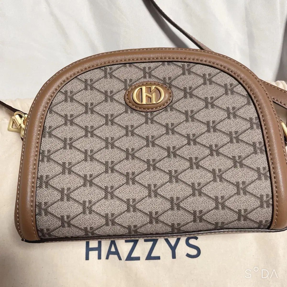 HAZZYS へジス スポーツブラ ブラウン パータン クロスバック バッグ