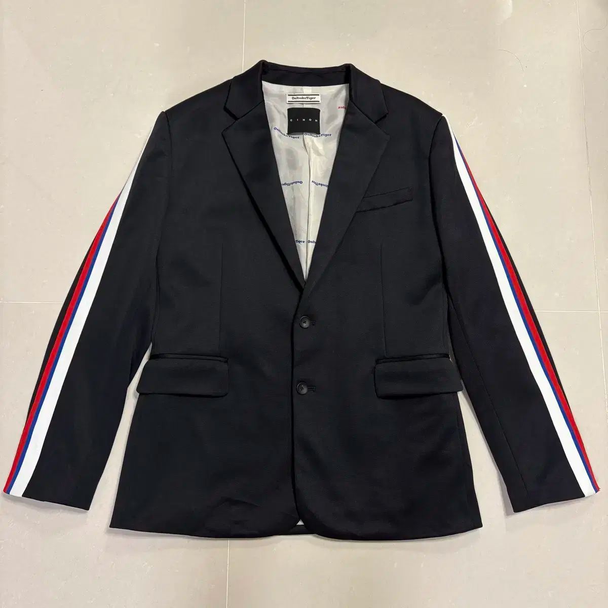 オニツカタイガー X チノ サイドライン ブラック ブレーザー ジャケット KANDAIZUMI_COM