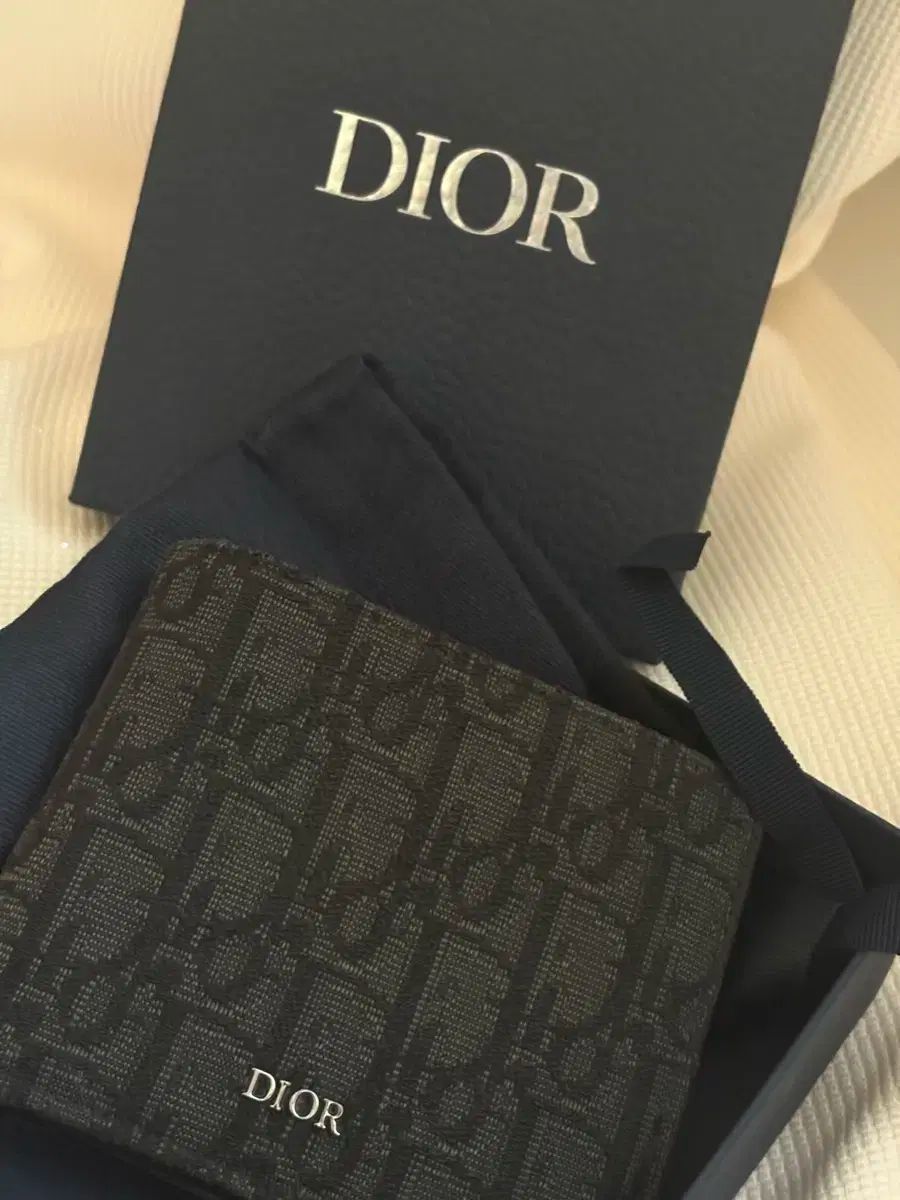 Dior オブリーク ジャカード 二つ折り財布 WWW_SMP1DAWEKUDUS_SCH_ID