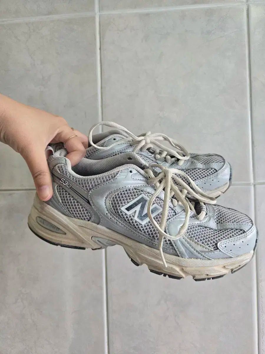 ニューバランス 530 235