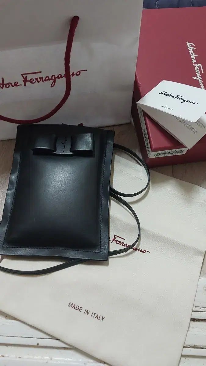 FERRAGAMO フェラガモ ミニクロスバッグ