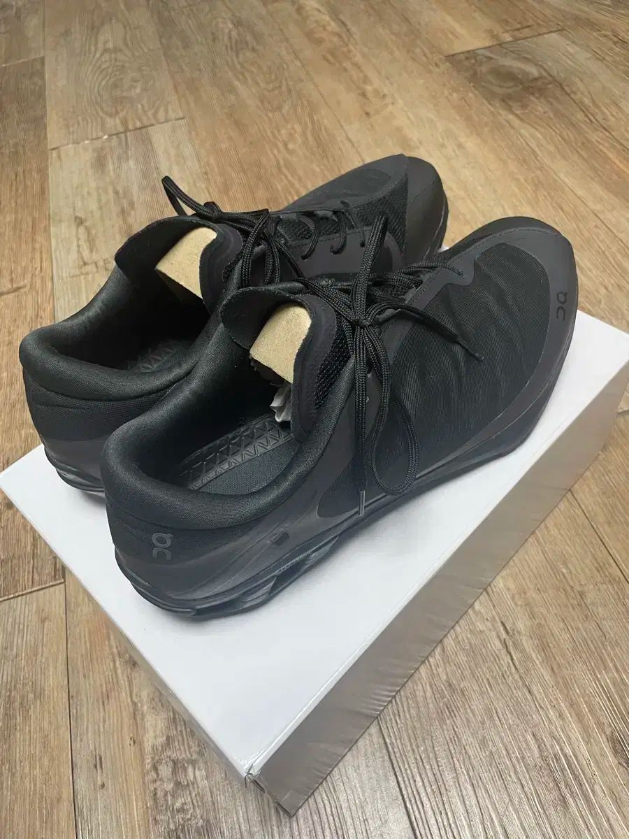 on x paf クラウド ベンチ ブラック 285