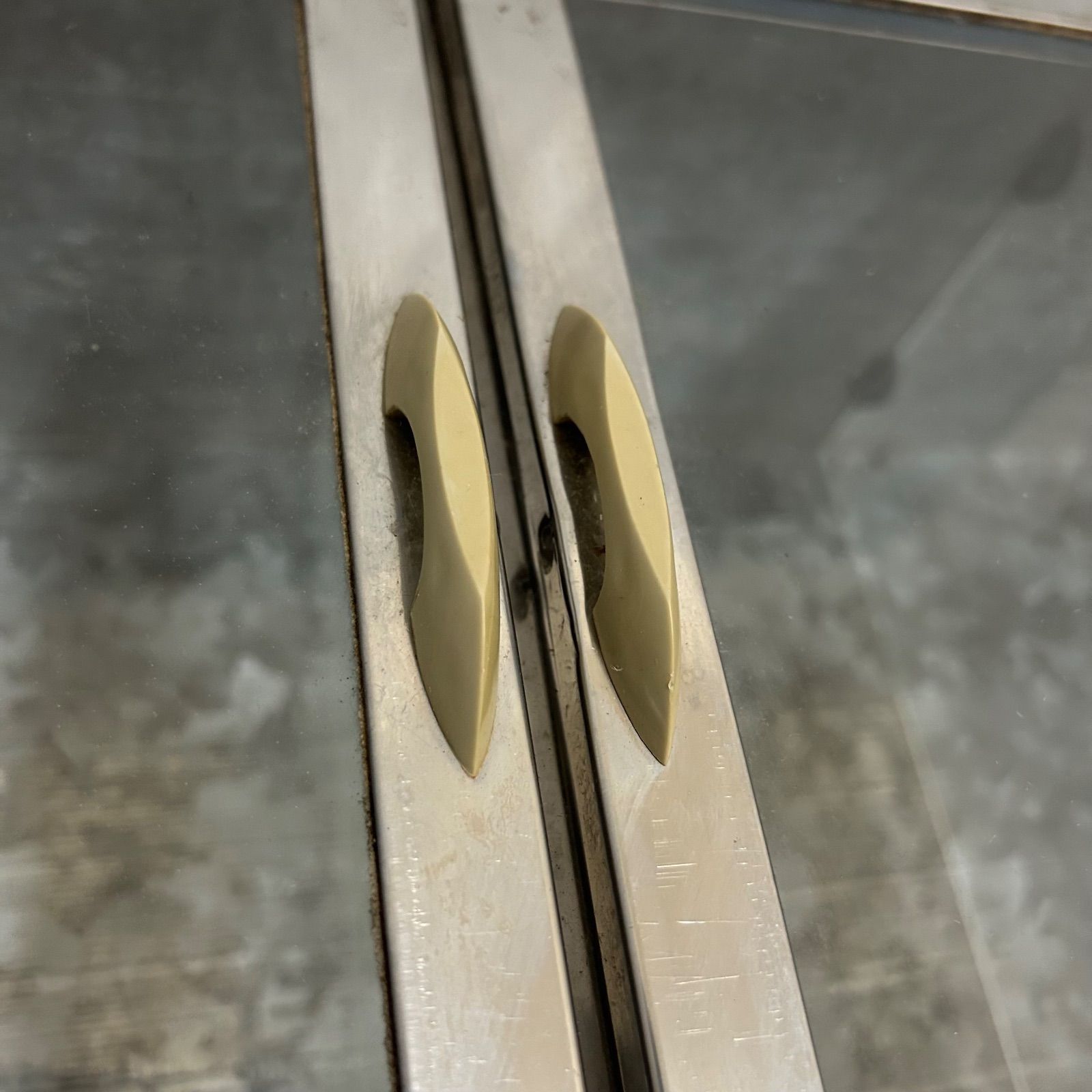 仕切り付き ディスプレイ