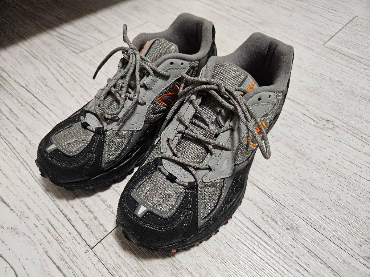 ニューバランス 703 グレー ブラック オレンジ 260サイズ