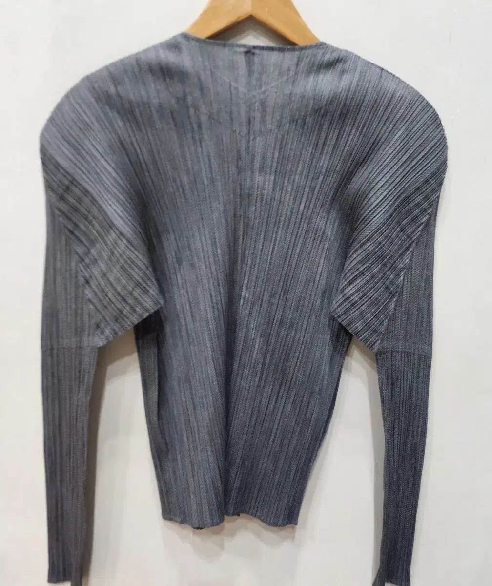 プリーツプリーズ プリーツ カーディガン＆シャツ グレー