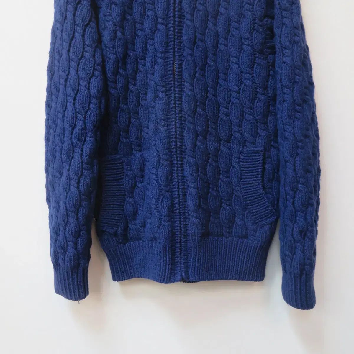 ケーブルニットジップアップ