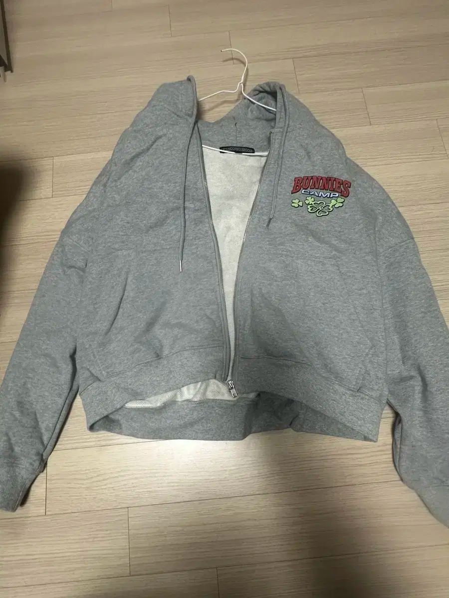 キャンプ グレー