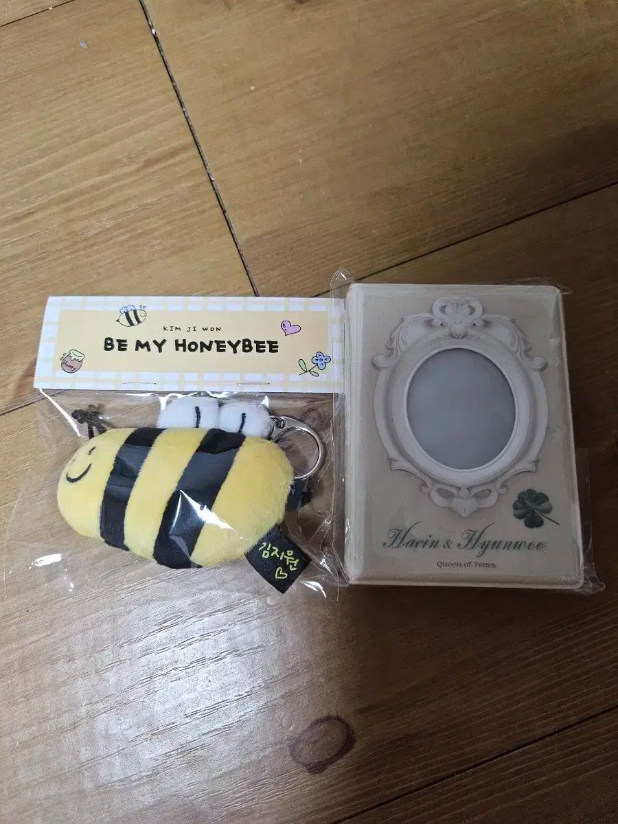 涙の女王 コレクトブック パク ジウォン みつばち キーホルダー