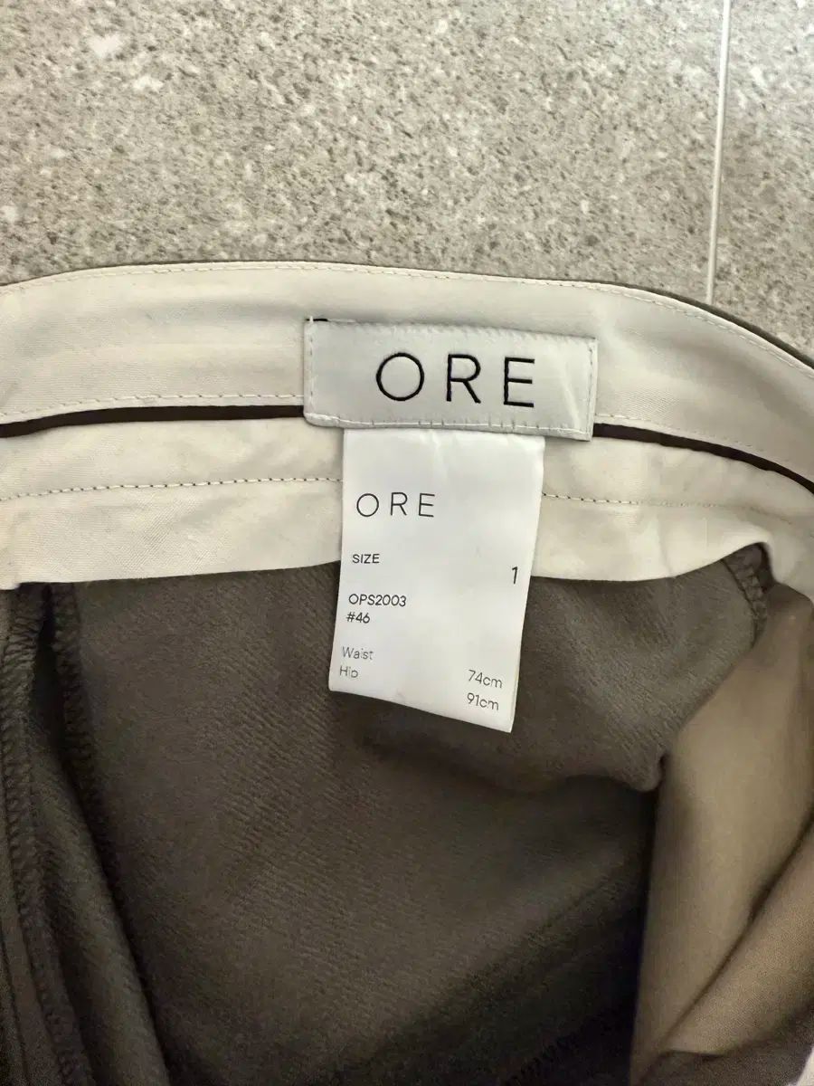 テーパードフィット スラックス