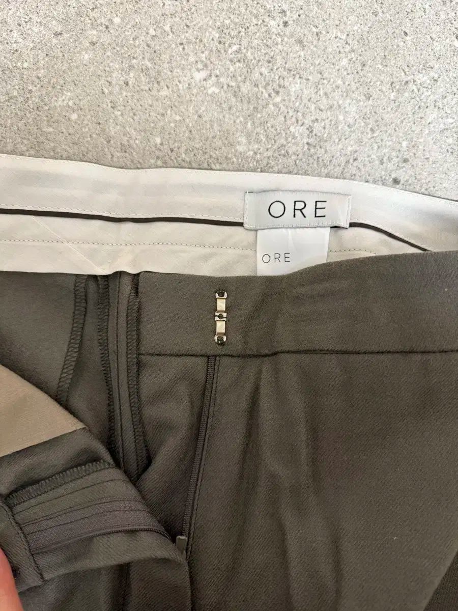 スラックス カーキ