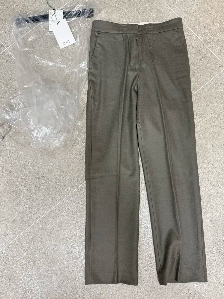 オア テーパードフィット スラックス カーキ