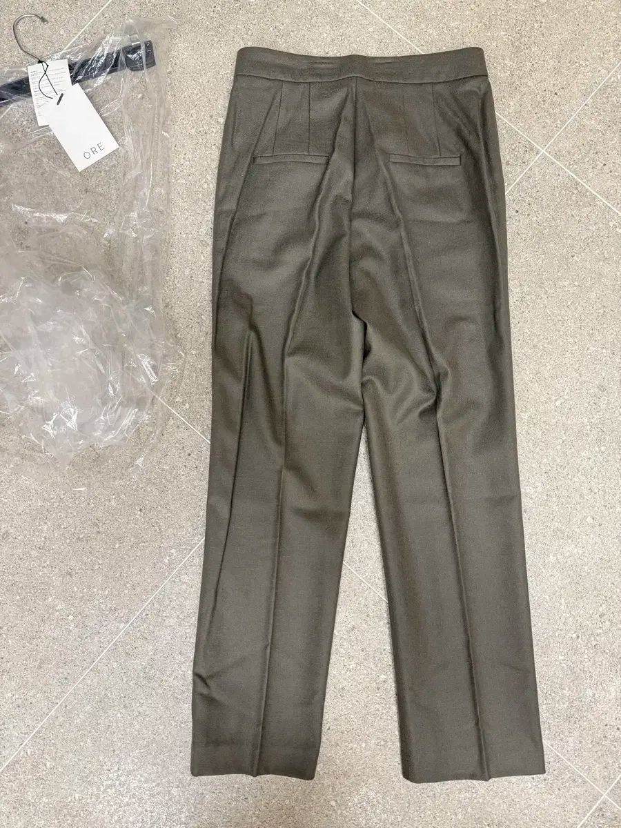 オア テーパードフィット スラックス カーキ