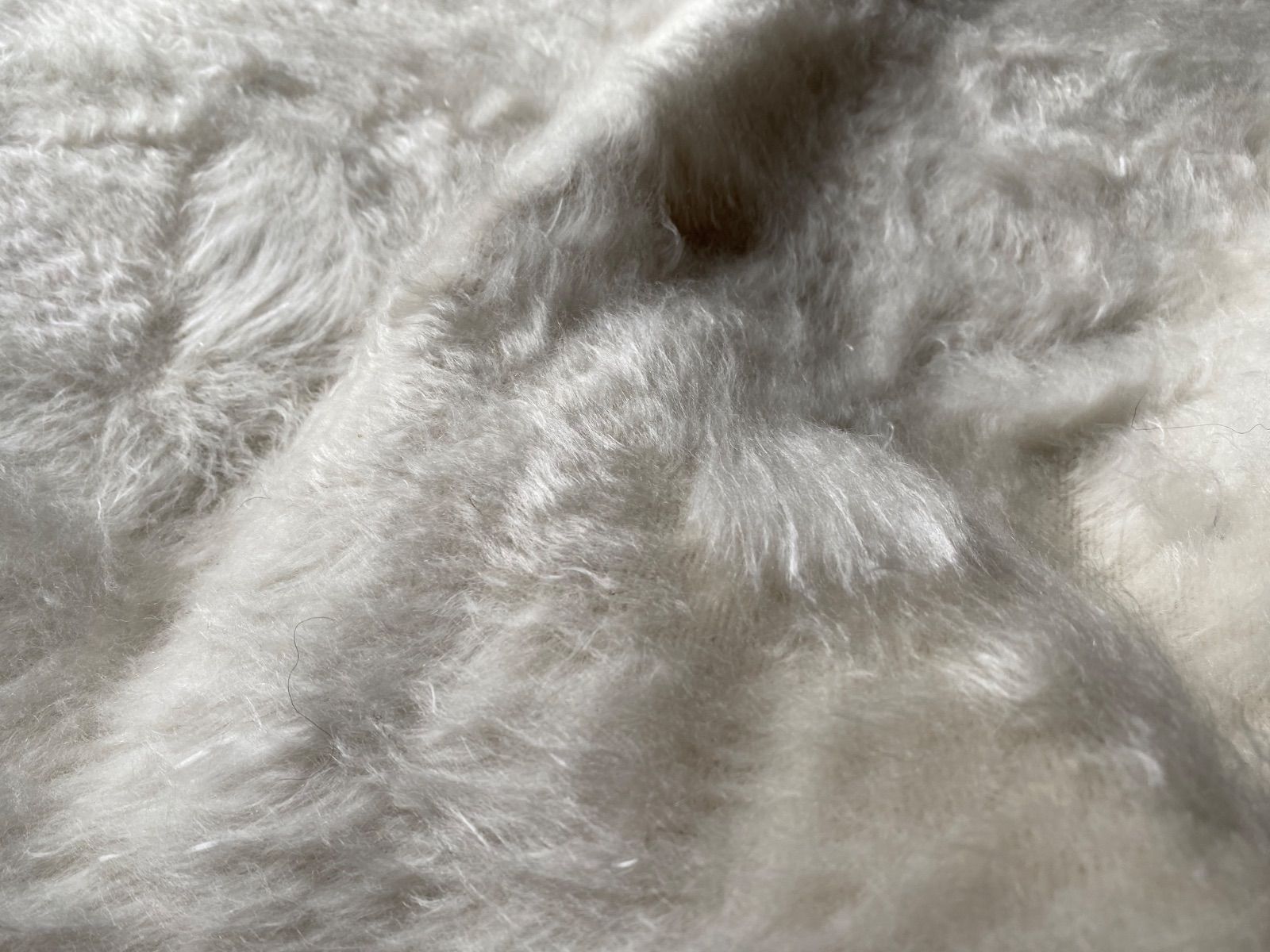 アンゴラヤギのモヘアで織られたシイルトバッタニイェ 白い無地のバッタニイェお早めに