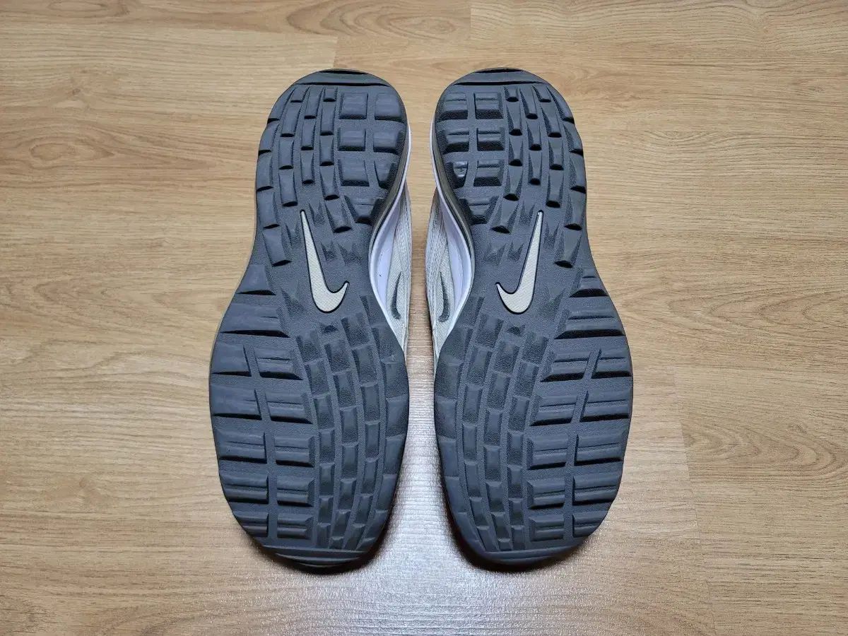 ゴルフシューズ