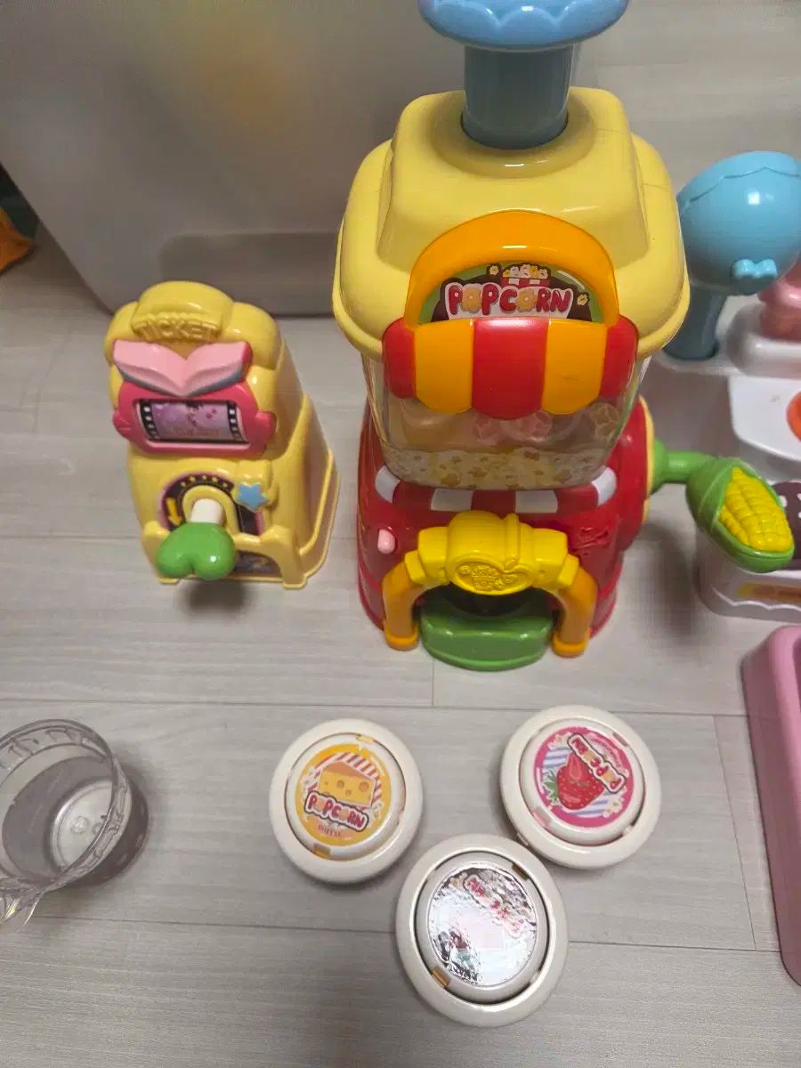 子供のおもちゃ まとめ売り 子供用オモチャ等まとめ売り Amazon.co.jp: 【２袋セット】 銀行・お金 あそび セット こどもぎんこうNew  まとめ買い おもちゃのお金 お金 コイン 銀行 知育玩具 玩具 子供 おもちゃ 子供のおもちゃ お金あそび : おもちゃ