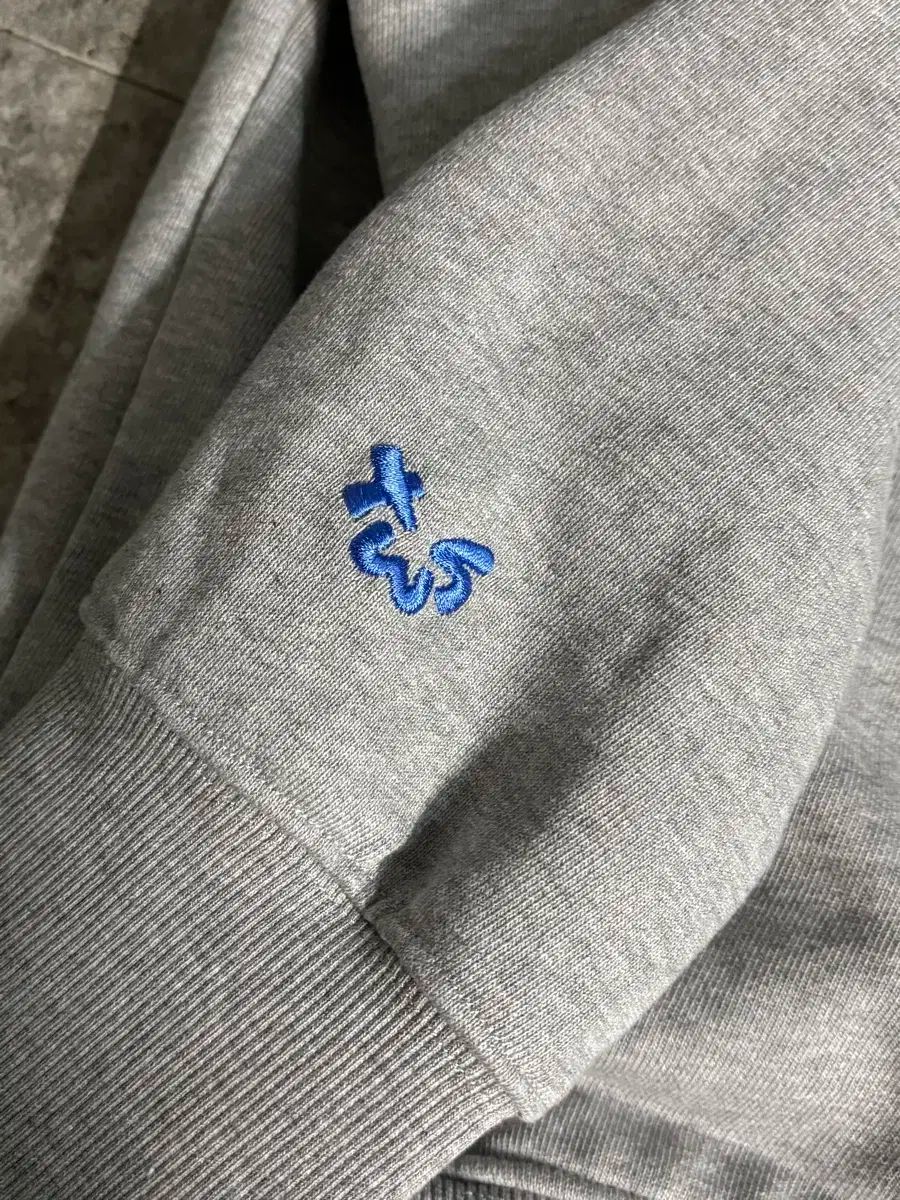 TWS x THE MUSEUM VISITOR ジップアップフーディー