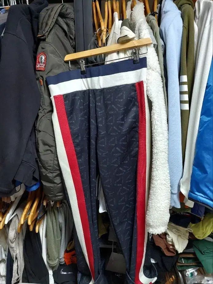 MONCLER モンクレール オールオーバ ロゴ パータン トラック パンツ