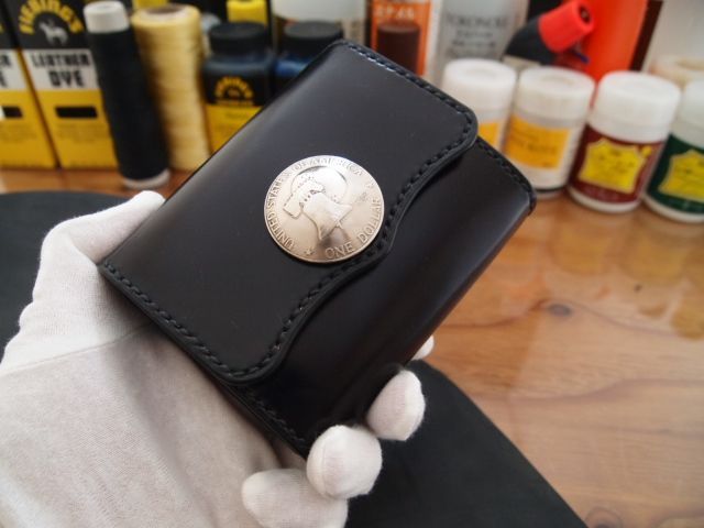 受注製作 手縫いで作るコードバンのボタン式ミドル財布