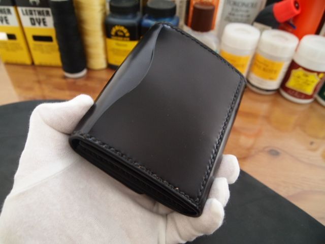 手縫いで作るコードバンのボタン式ミドル財布