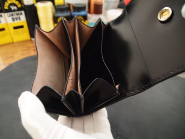 手縫いで作るコードバンのボタン式ミドル財布