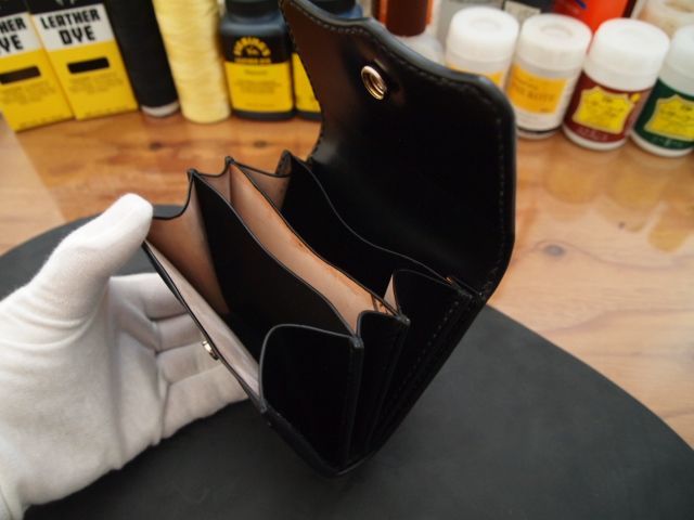 受注製作 手縫いで作るコードバンのボタン式ミドル財布