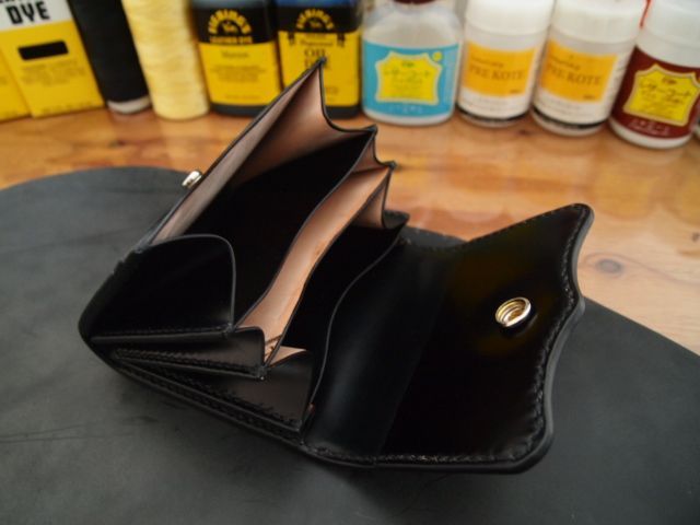 受注製作 手縫いで作るコードバンのボタン式ミドル財布