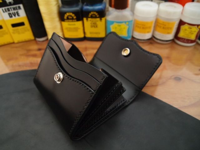 手縫いで作るコードバンのボタン式ミドル財布