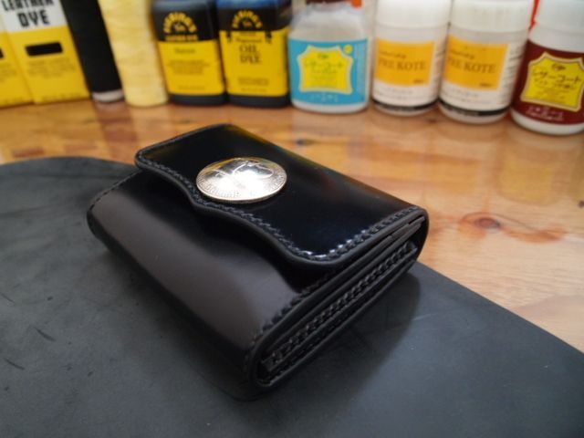 手縫いで作るコードバンのボタン式ミドル財布