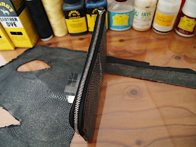 受注製作 スティングレイで作る手縫いのロングポーチ
